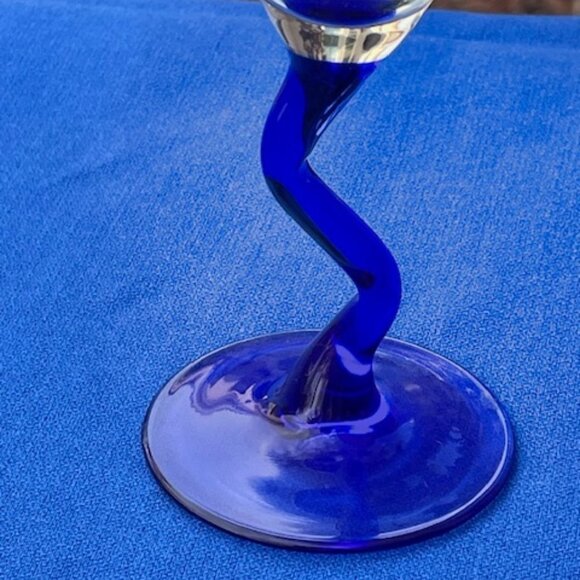 Memphis style zigzag wine glasses with cobalt blue base. - Picture 2 of 5